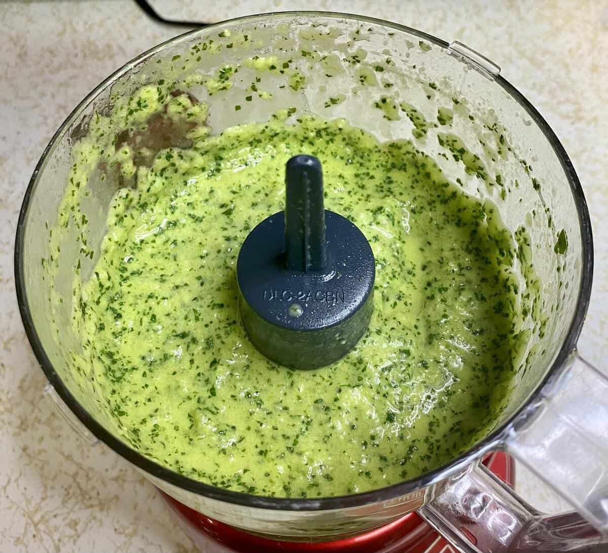 The green sauce puree after blending.