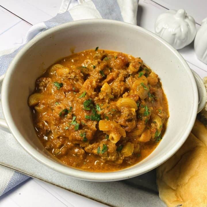 A close up of one pot american goulash in a bowl.